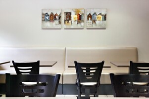 Petit déjeuner continental (8 EUR par personne)