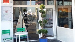 La entrada de un hotel con un letrero que dice "HOTEL SABLES d'OR".