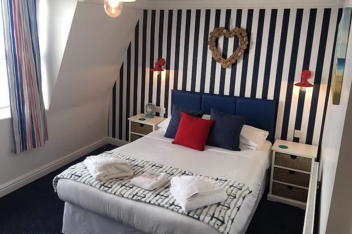 Familiekamer, uitzicht op zee | Een kluis op de kamer, een strijkplank/strijkijzer, babybedden