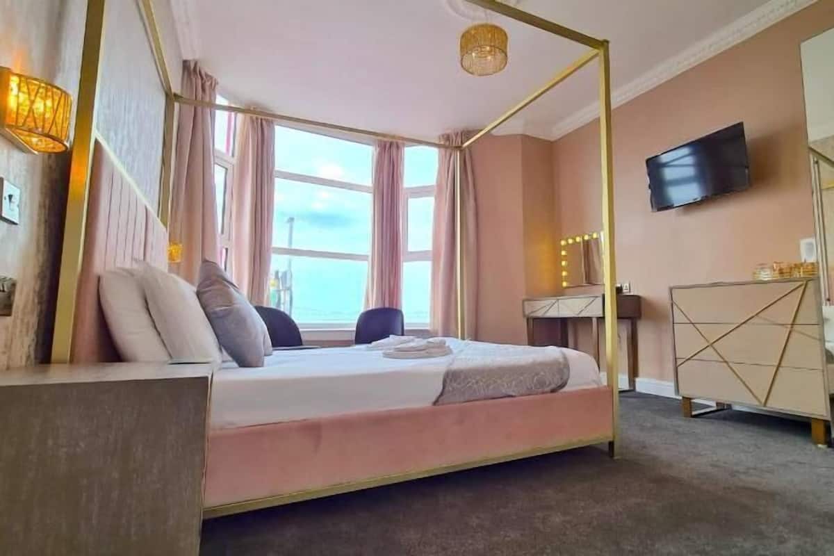 Caja de seguridad en la habitación y tabla de planchar con plancha