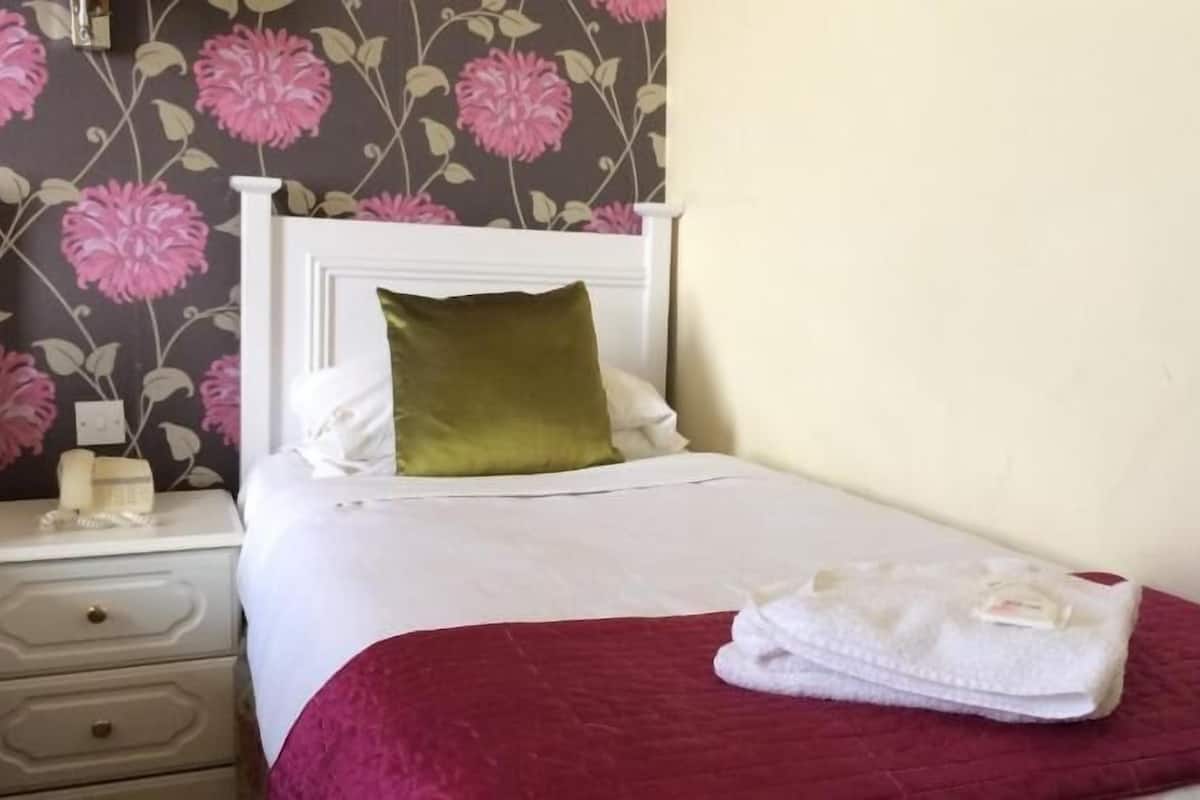 Caja de seguridad en la habitación y tabla de planchar con plancha