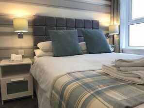 Een kluis op de kamer, een strijkplank/strijkijzer, babybedden