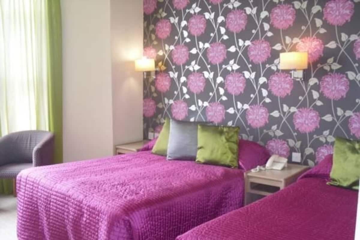 Värdeförvaringsskåp på rummet, strykjärn/strykbräda och barnsängar