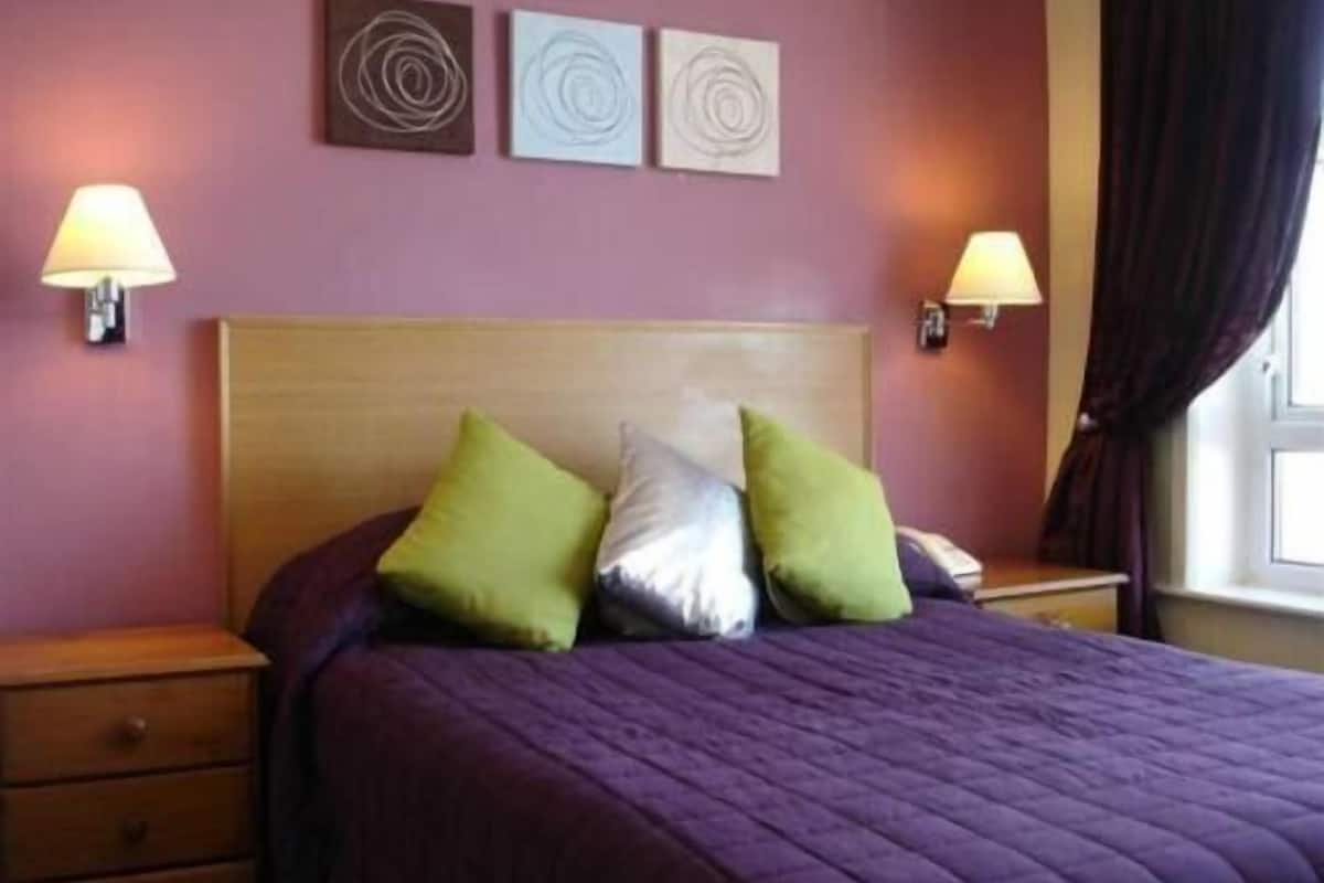 Caja de seguridad en la habitación y tabla de planchar con plancha