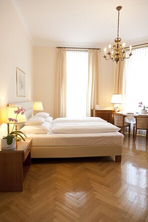 Double Room, 1 Queen Bed, Private Bathroom | Premium bedding, soundproofing, free WiFi, bed sheets