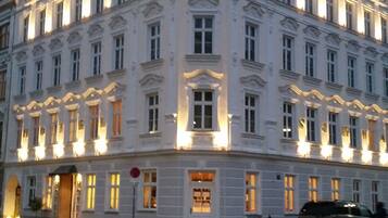 Fassade der Unterkunft – Abend/Nacht