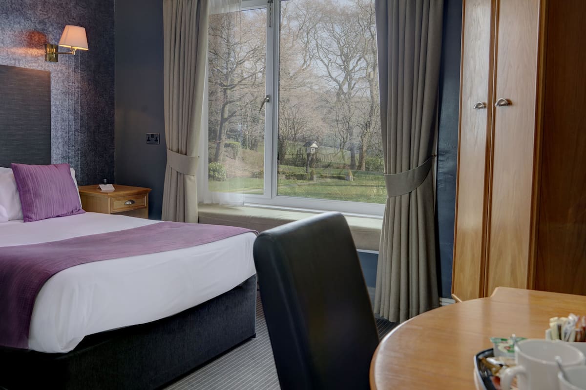 Standard Plus Double Room with View | Bureau, espace de travail pour ordinateur portable