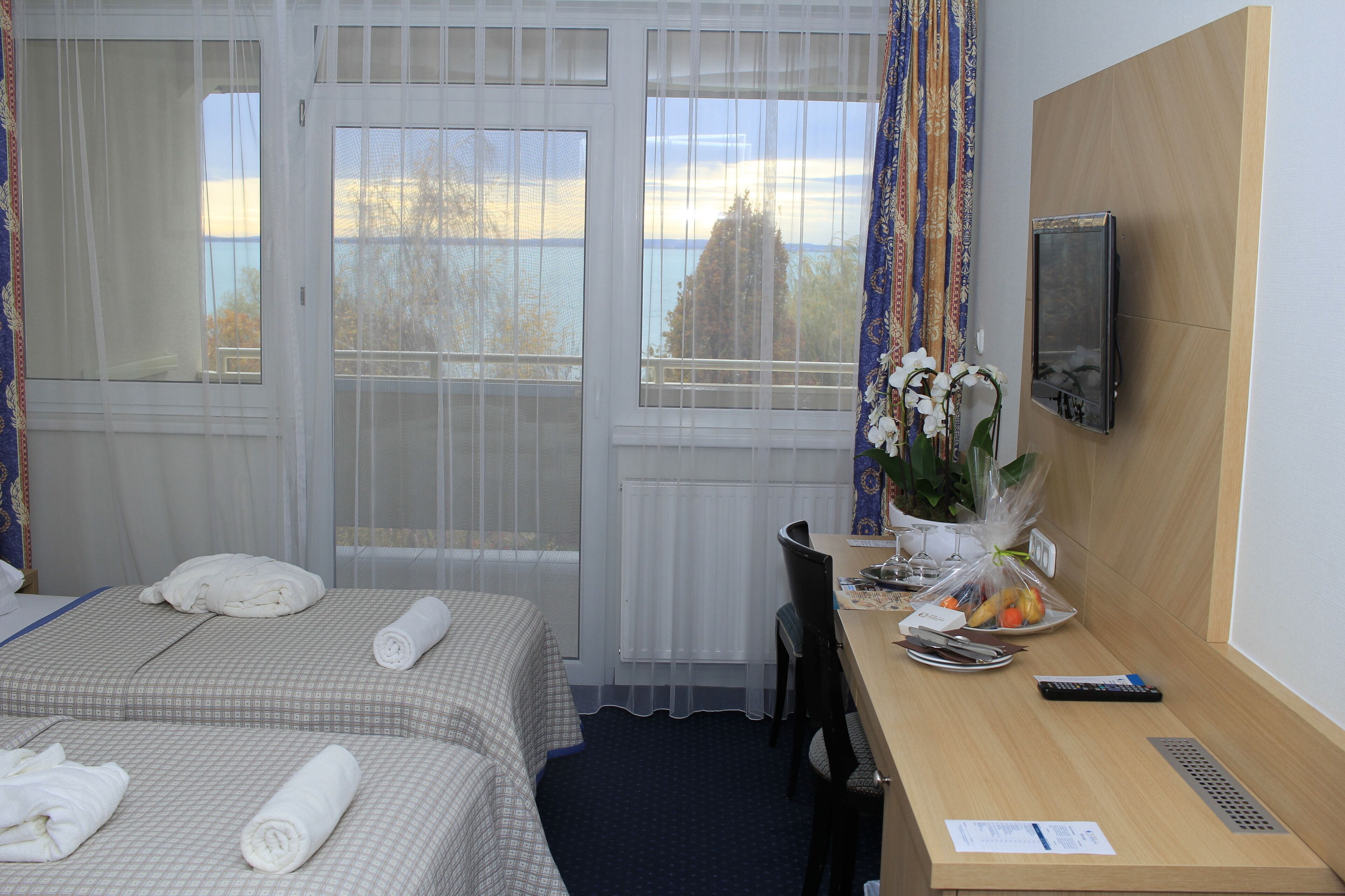 superior double or twin room | 1 bedroom, minibar, in-room safe, desk