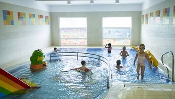 Piscina interna, funciona das 8h às 20h, espreguiçadeiras