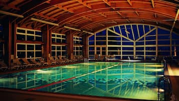 Kolam renang indoor, dengan kursi berjemur