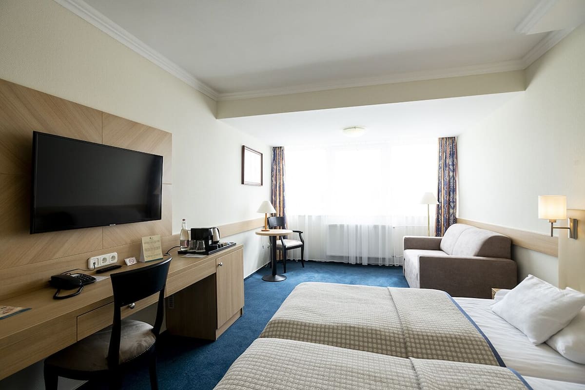 Familien-Doppel- oder -Zweibettzimmer | 1 Schlafzimmer, Minibar, Zimmersafe, Schreibtisch