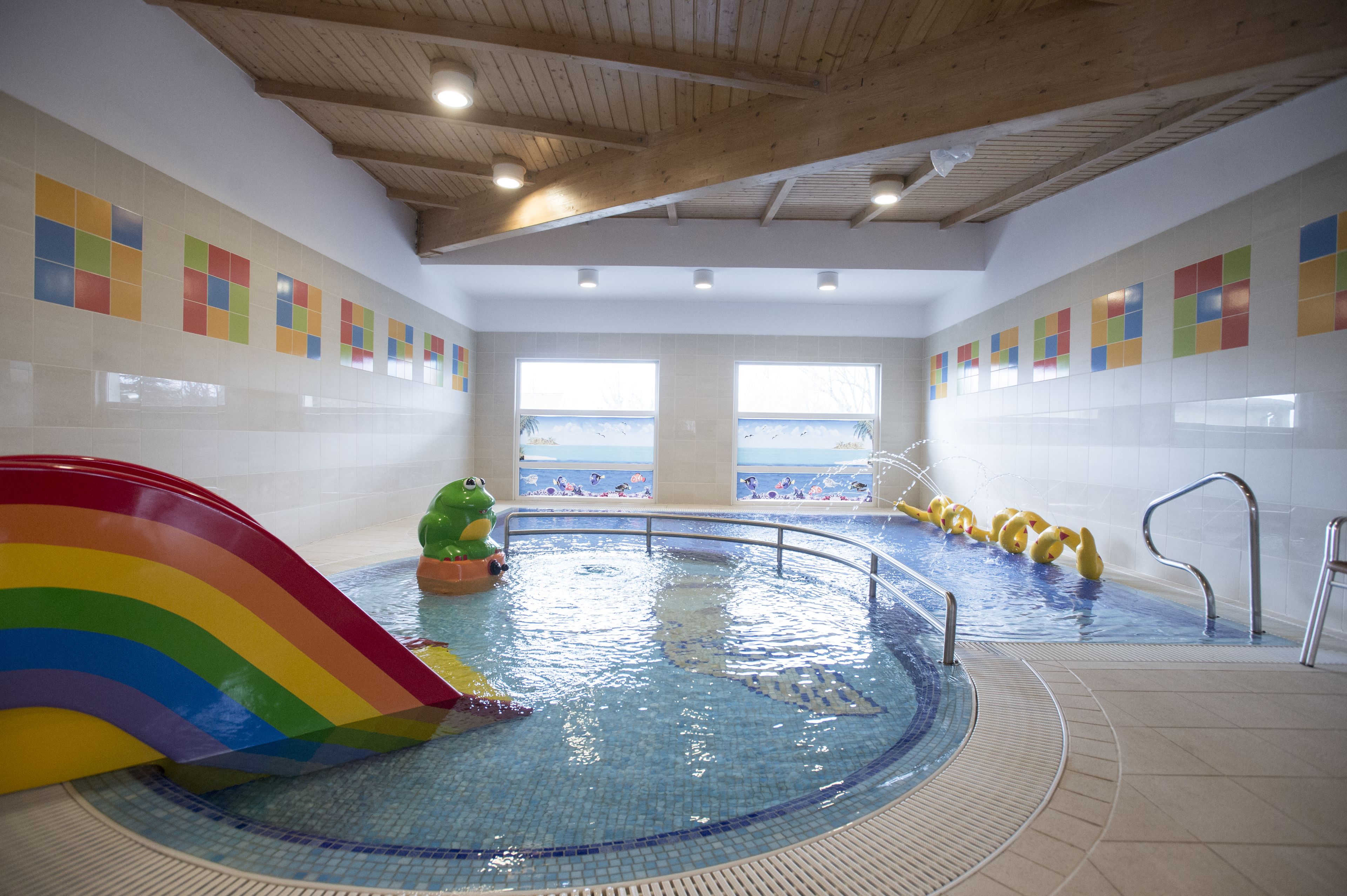 室內游泳池，開放時間為 08:00 至 20:00，提供日光浴躺椅和救生員