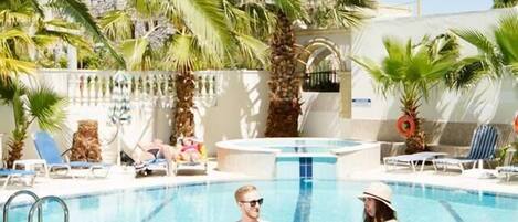 Piscina externa, guarda-sóis