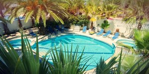 Piscina externa, guarda-sóis