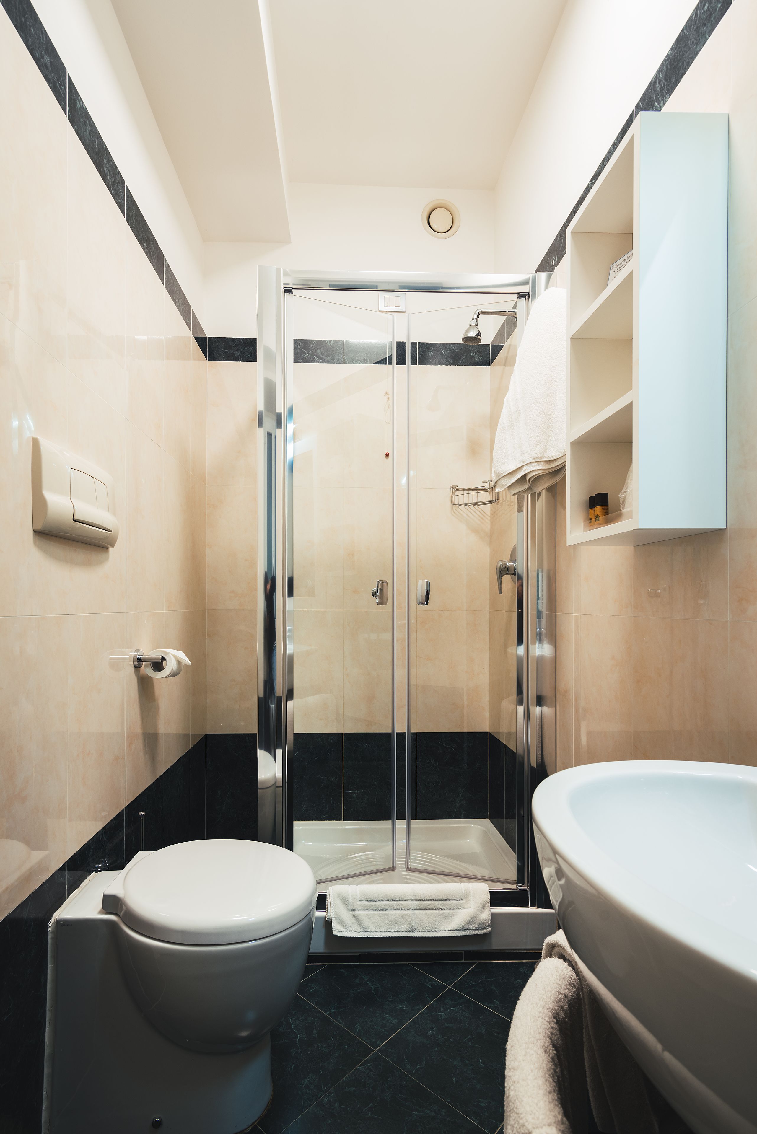 standard single room | bathroom | shower, rainfall showerhead, free toiletries, hair dryer