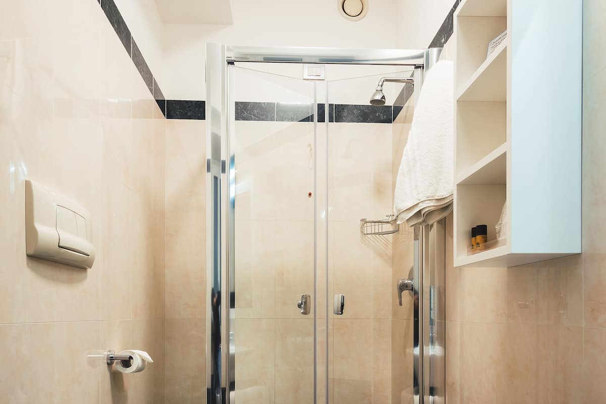 standard single room | bathroom | shower, rainfall showerhead, free toiletries, hair dryer