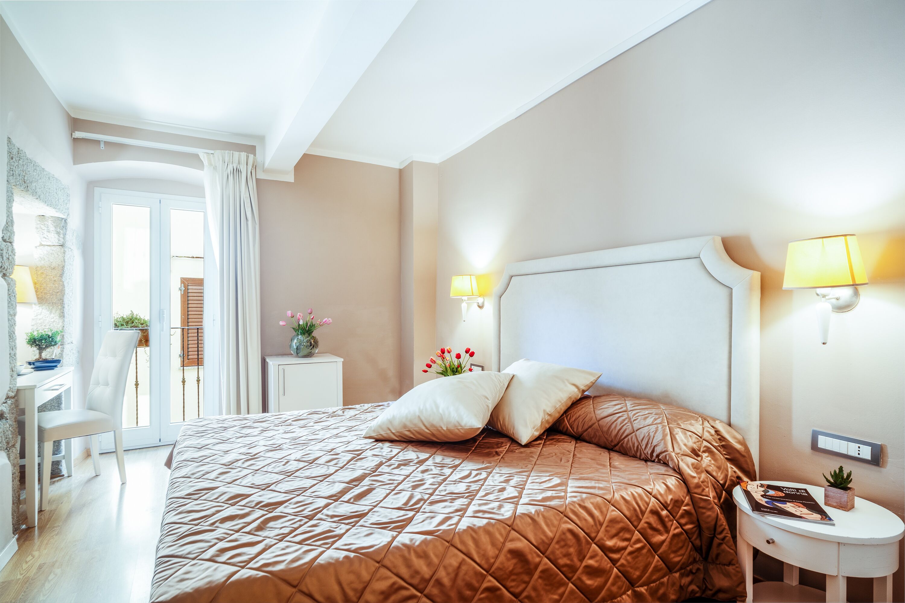 standard double room | hypo-allergenic bedding, down duvets, pillow-top beds, minibar