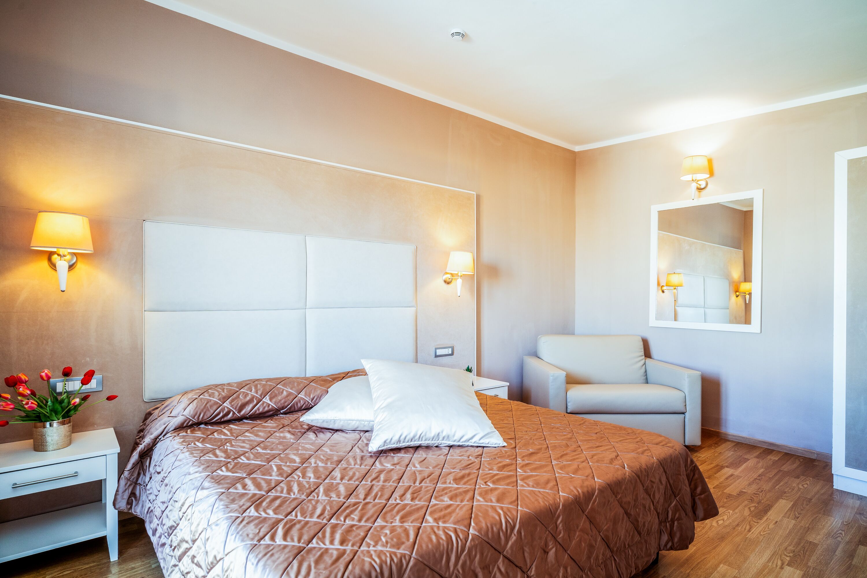 triple room | hypo-allergenic bedding, down duvets, pillow-top beds, minibar