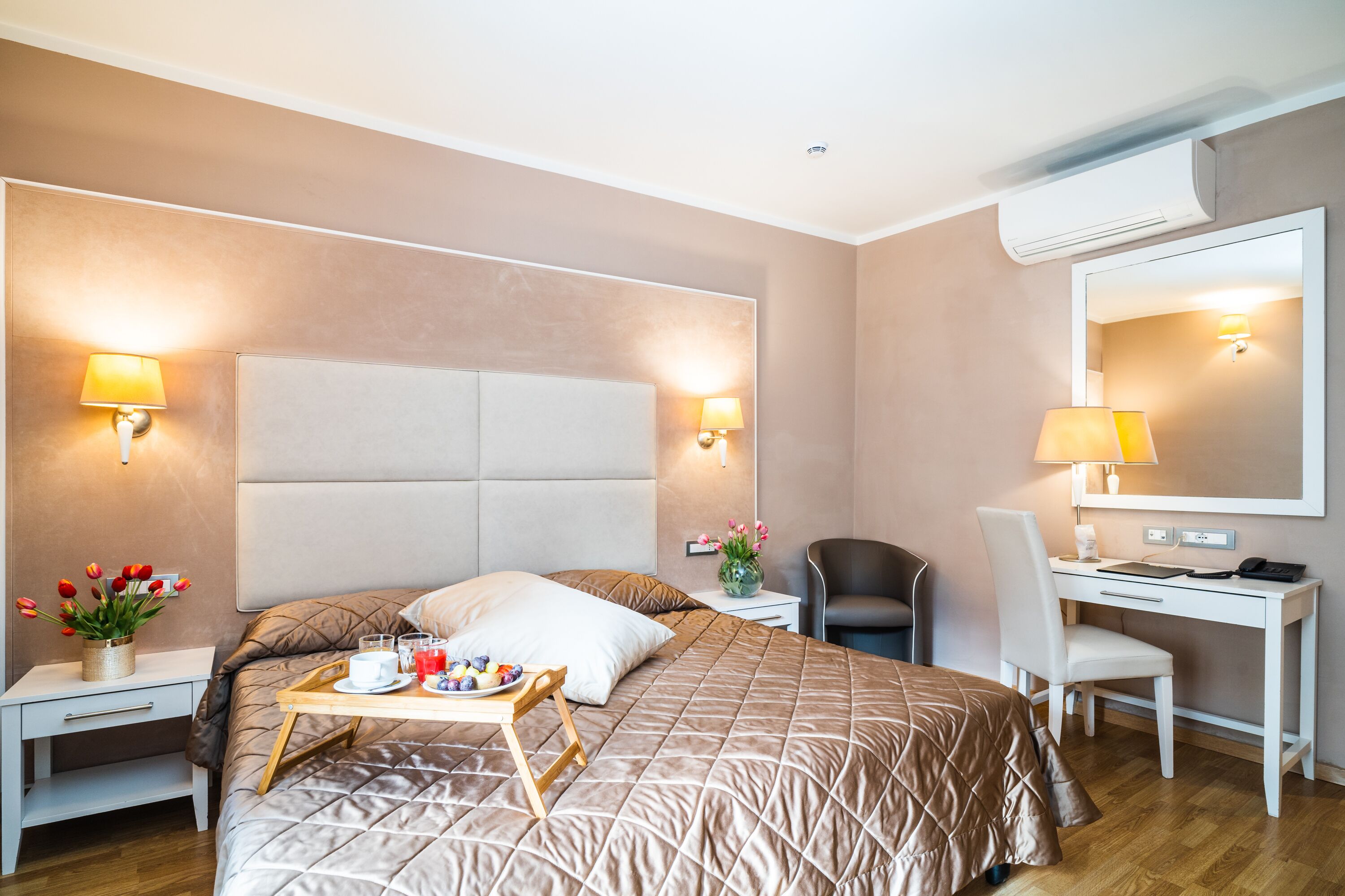 standard double room | hypo-allergenic bedding, down duvets, pillow-top beds, minibar