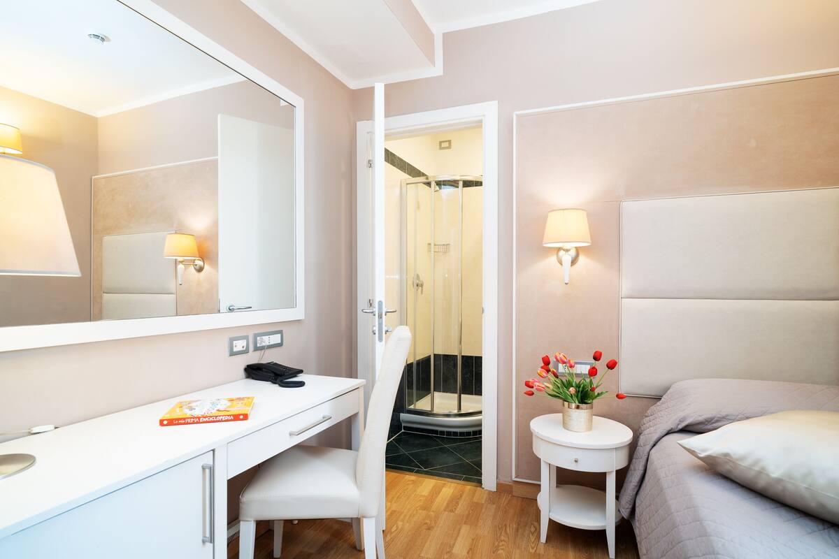 standard single room | hypo-allergenic bedding, down duvets, pillow-top beds, minibar