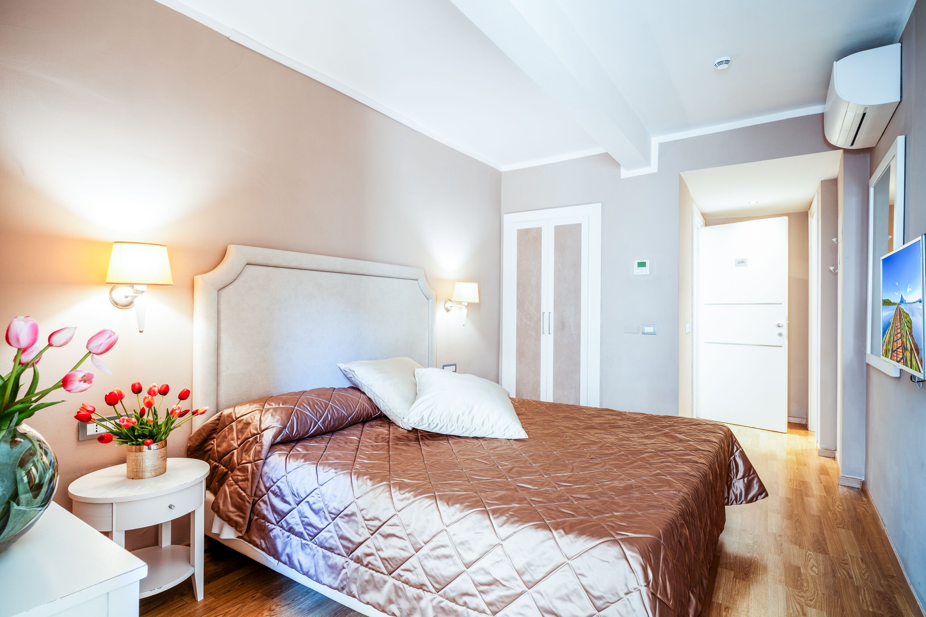 hypo-allergenic bedding, down duvets, pillow-top beds, minibar