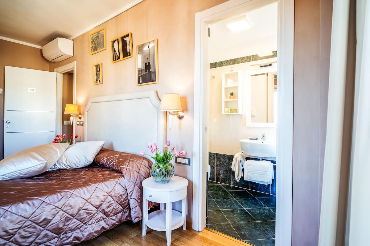 shower, rainfall showerhead, free toiletries, hair dryer