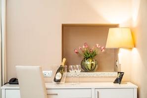 Habitación doble estándar | Ropa de cama hipoalergénica, edredón, camas con pillow-top y minibar