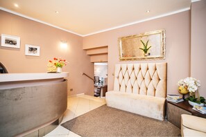 Lobby sitting area - Hotel Centrale (Olbia)