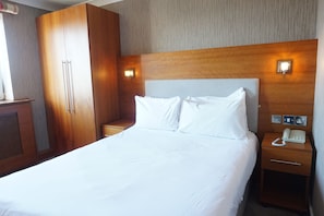 Standard Double Room | In-room safe, desk, iron/ironing board, free WiFi - The Park Hotel (Bootle)