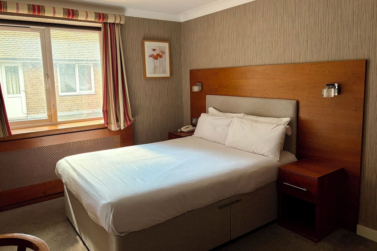 Chambre Standard double | Coffre-fort, bureau, fer et planche Ă repasser, accĂšs au Wi-Fi (inclus)