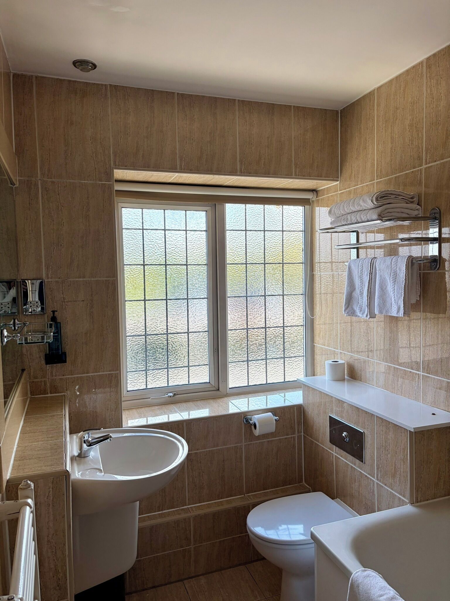 Combined shower/tub, hair dryer, towels