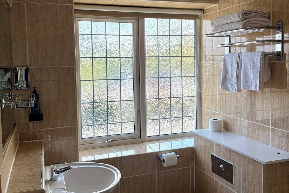 وحدات دش مع أحواض استحمام، مجففات شعر، مناشف