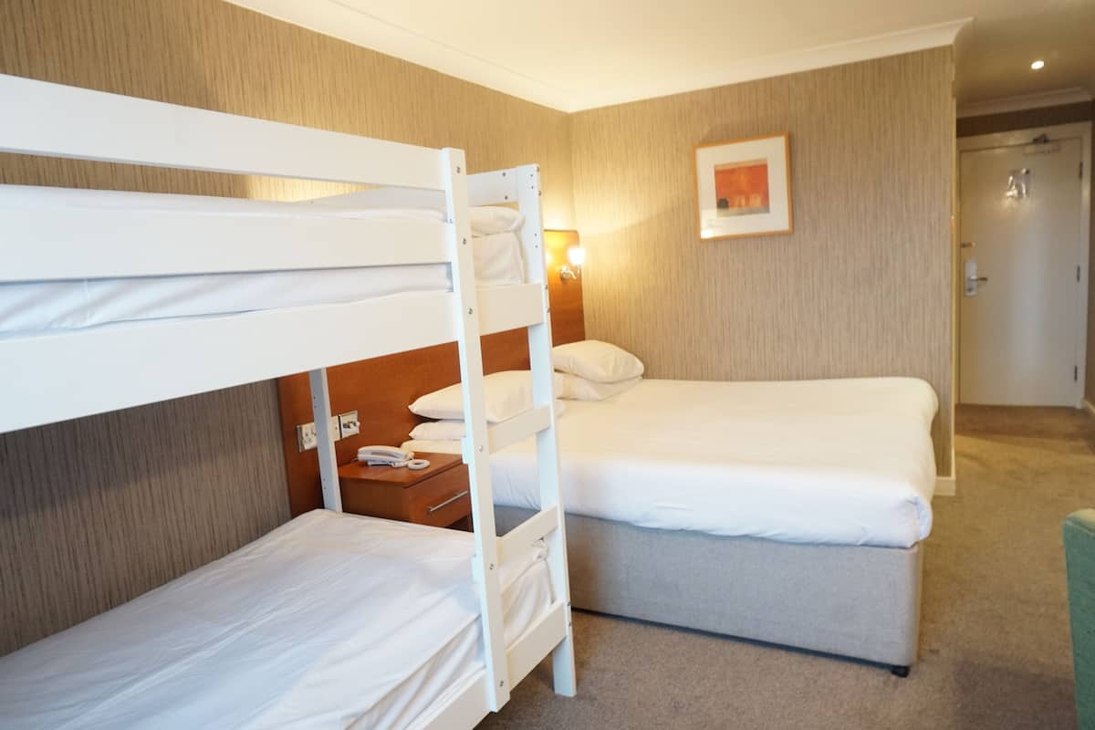 Dreibettzimmer | Zimmersafe, Schreibtisch, Bügeleisen/Bügelbrett, kostenloses WLAN