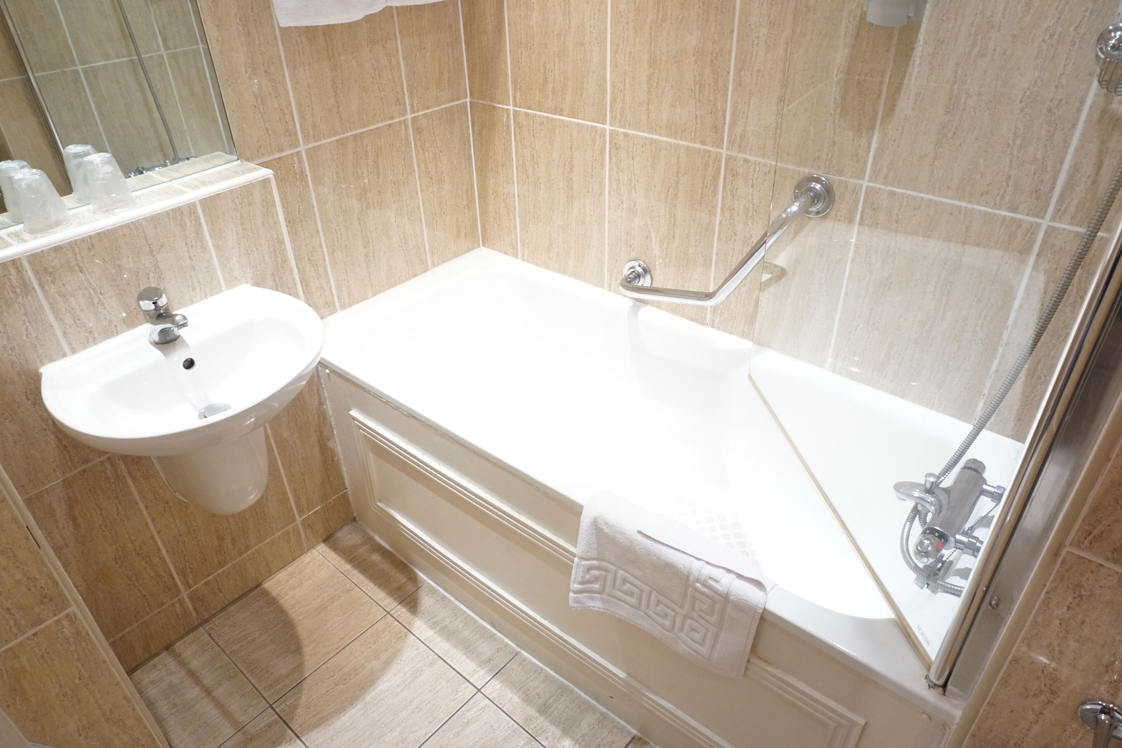 Chuveiro/banheira combinados, secador de cabelo, toalhas de banho 