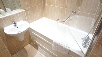 Bañera con ducha, secador de pelo, toallas