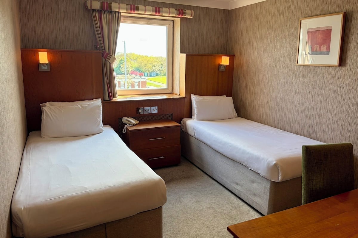 خزنة داخل الغرفة ومكتب ومكواة/لوح كي وواي فاي مجانًا