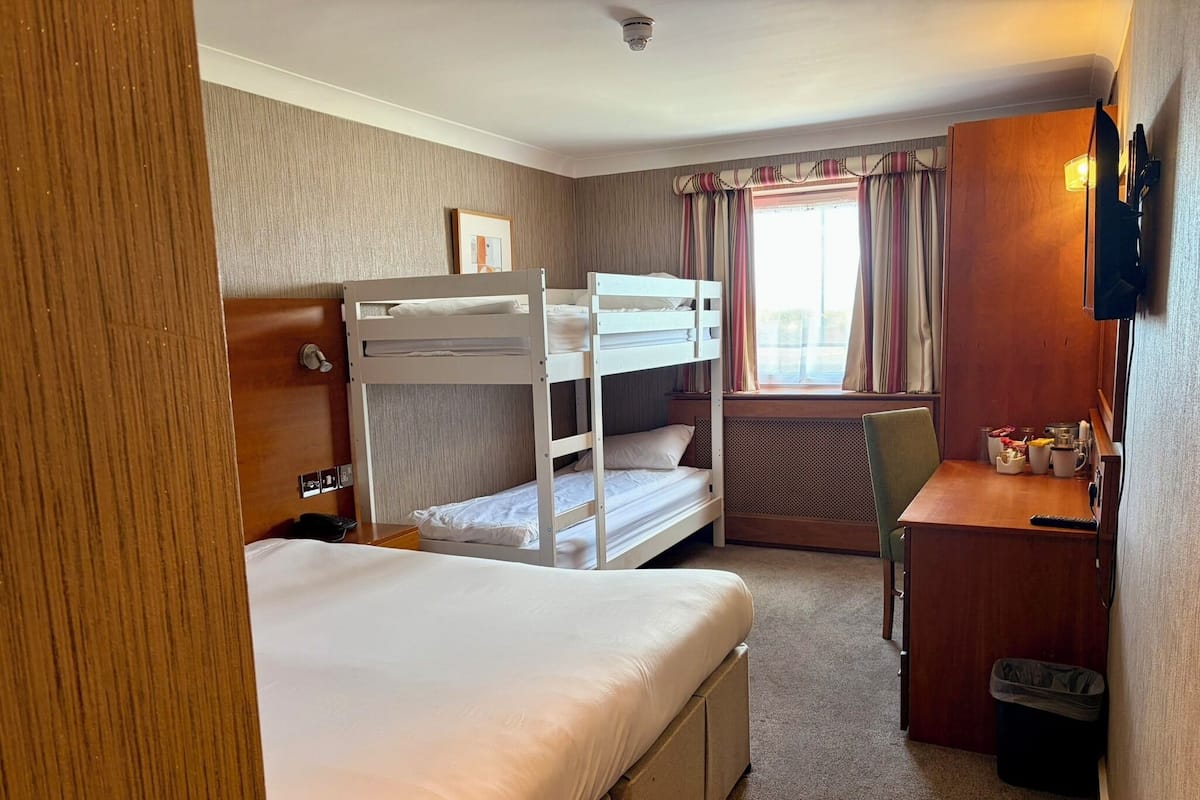 خزنة داخل الغرفة ومكتب ومكواة/لوح كي وواي فاي مجانًا