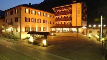 Un hotel dallo stile architettonico tradizionale, con diversi piani e balconi.