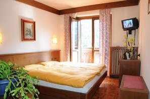 Standard Double Room | In-room safe, desk, blackout drapes, free cribs/infant beds - Hotel Carlone (Sella Giudicarie)