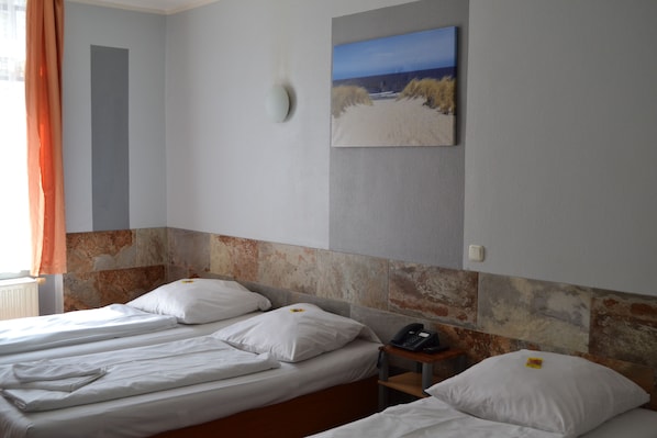 Habitación triple | Escritorio, wifi gratis y ropa de cama