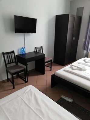 Desk, free WiFi, bed sheets - Angel Hotel (Frankfurt)