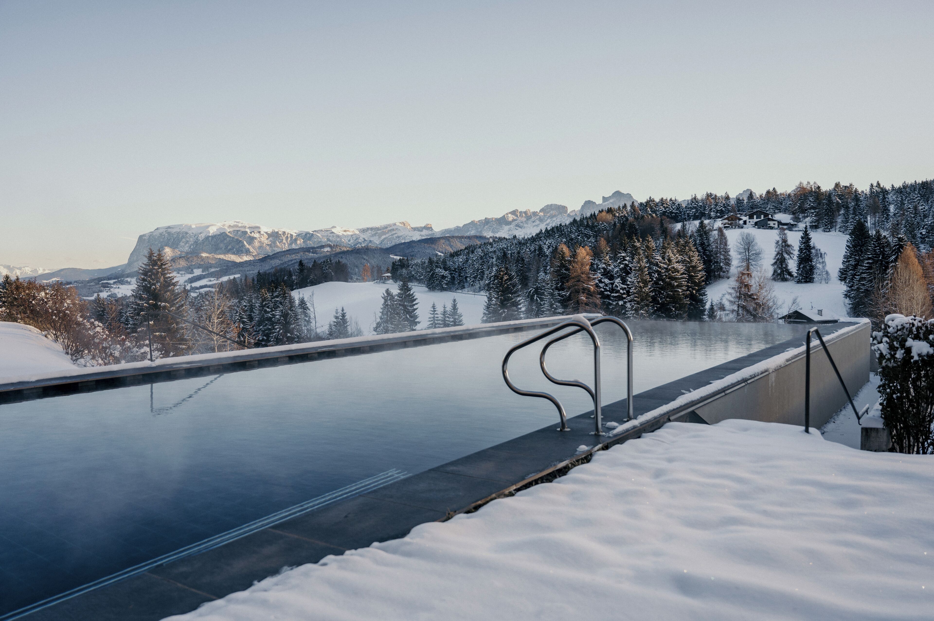 Innenpool, Außenpool, Liegestühle