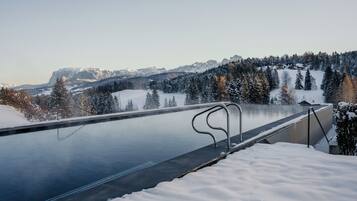 Innenpool, Außenpool, Liegestühle