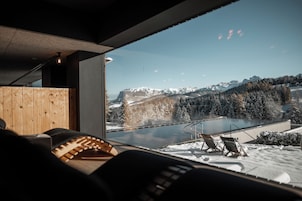 Una piscina techada, una piscina al aire libre