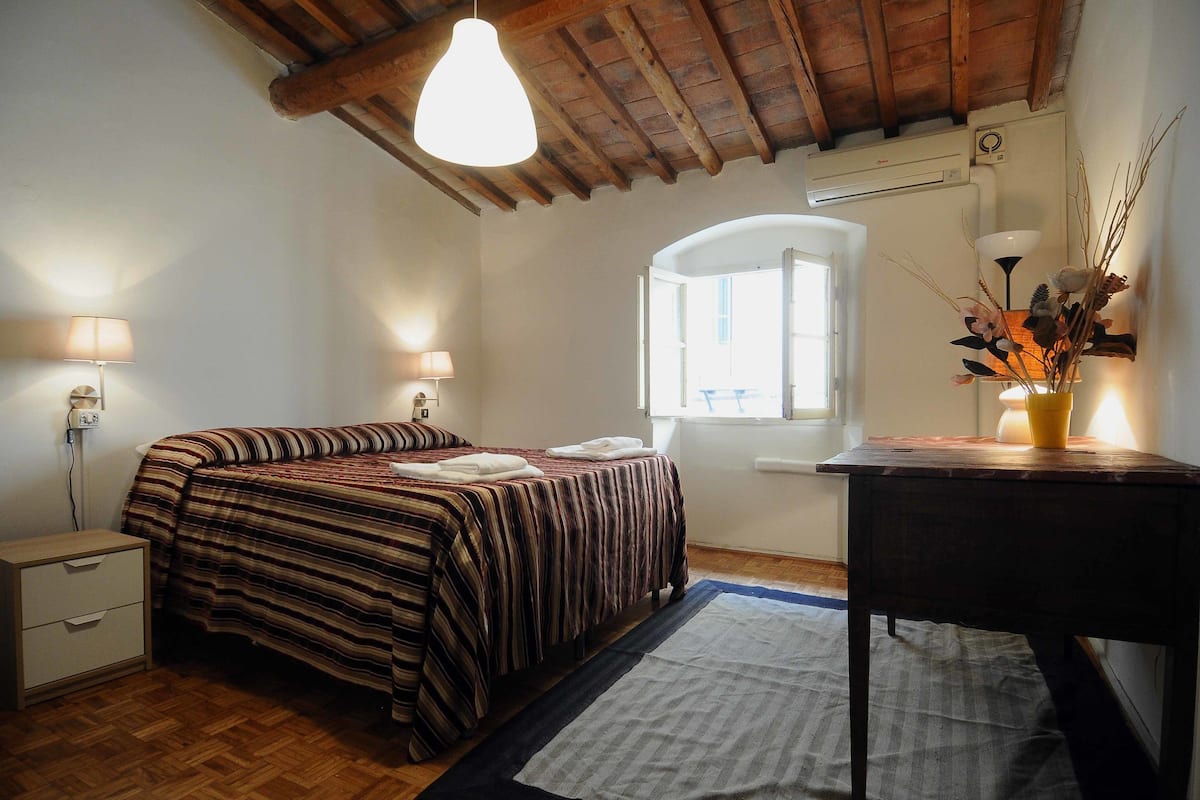 Appartamento, 2 camere da letto, vista giardino, edificio separato (Large) | Copriletto in piuma, con arredamento individuale, una scrivania