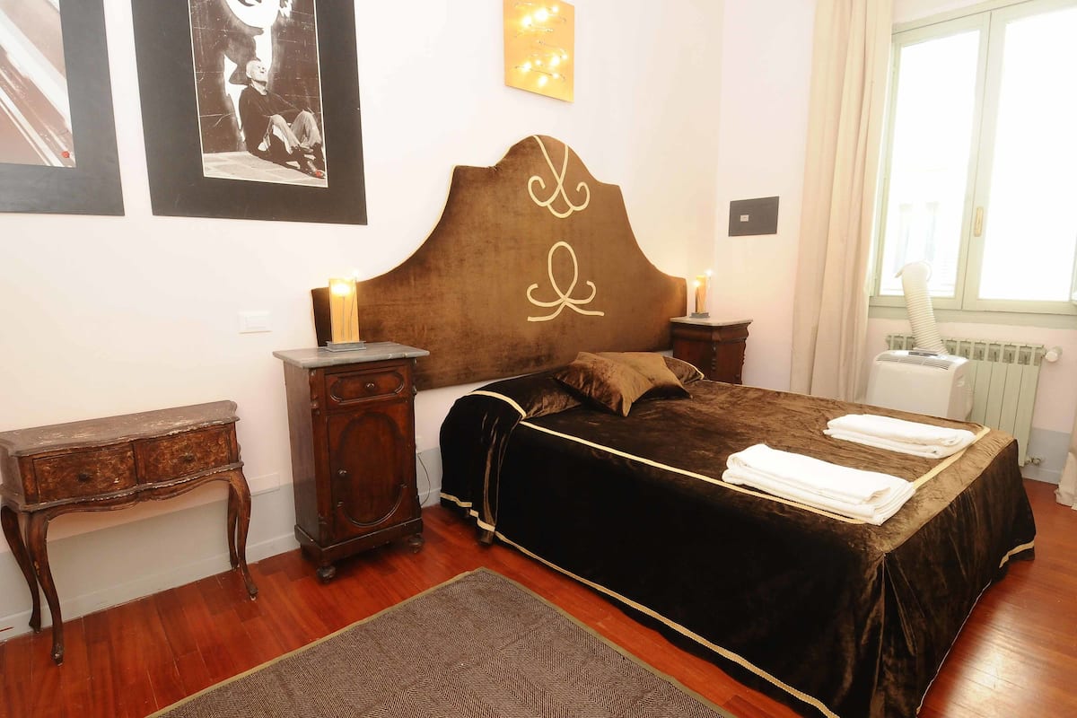 Appartamento, 2 camere da letto, angolo cottura (Large - via Borgognissanti 33) | Copriletto in piuma, con arredamento individuale, una scrivania