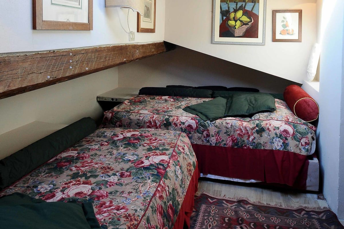 Camera doppia (Attic) | Copriletto in piuma, con arredamento individuale, una scrivania