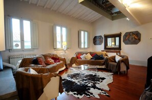 Apartamento, 1 habitación, cocina básica (Small - via Borgognissanti 33) | Sala de estar | Una televisión de pantalla plana