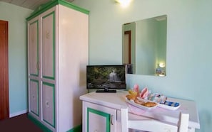 Deluxe Room, 1 Double or 2 Single Beds, Balcony | Minibar, in-room safe, desk, blackout curtains - Hotel Majore (Santa Teresa di Gallura)