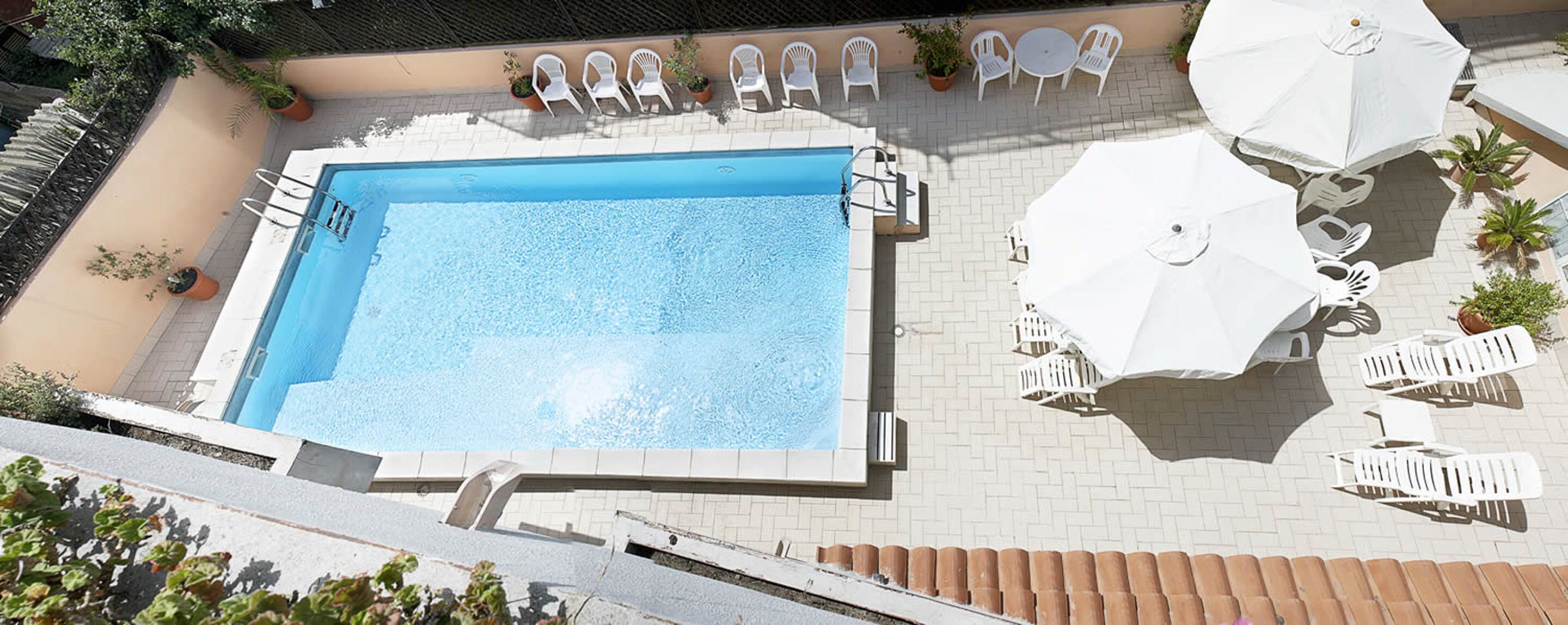 Piscine extérieure (ouverte en saison), parasols de plage